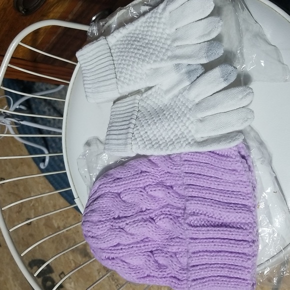 New! Lavender Hat and gloves duo. - Picture 6 of 6